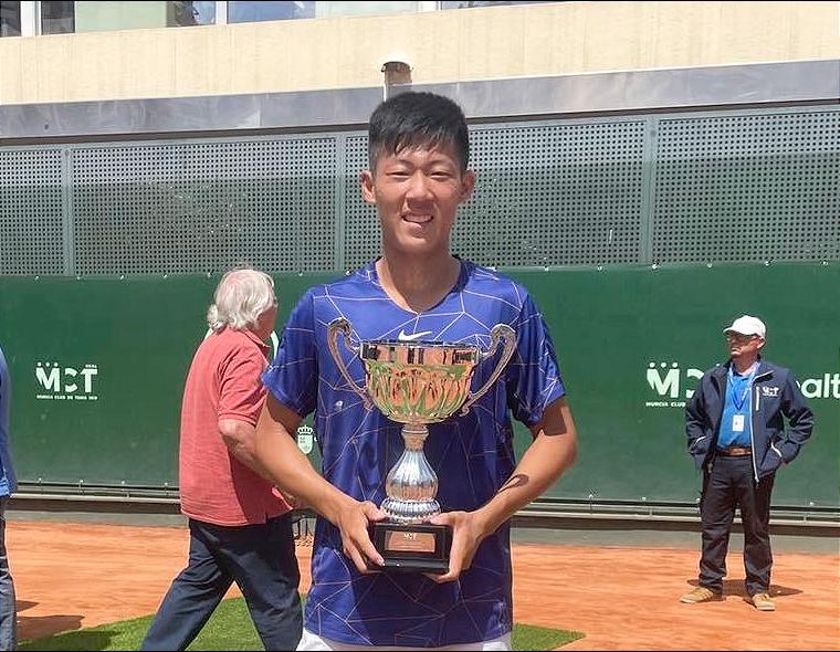 台塑之星網球選手曾俊欣獲「西班牙莫夕亞男網挑戰賽」單打冠軍!