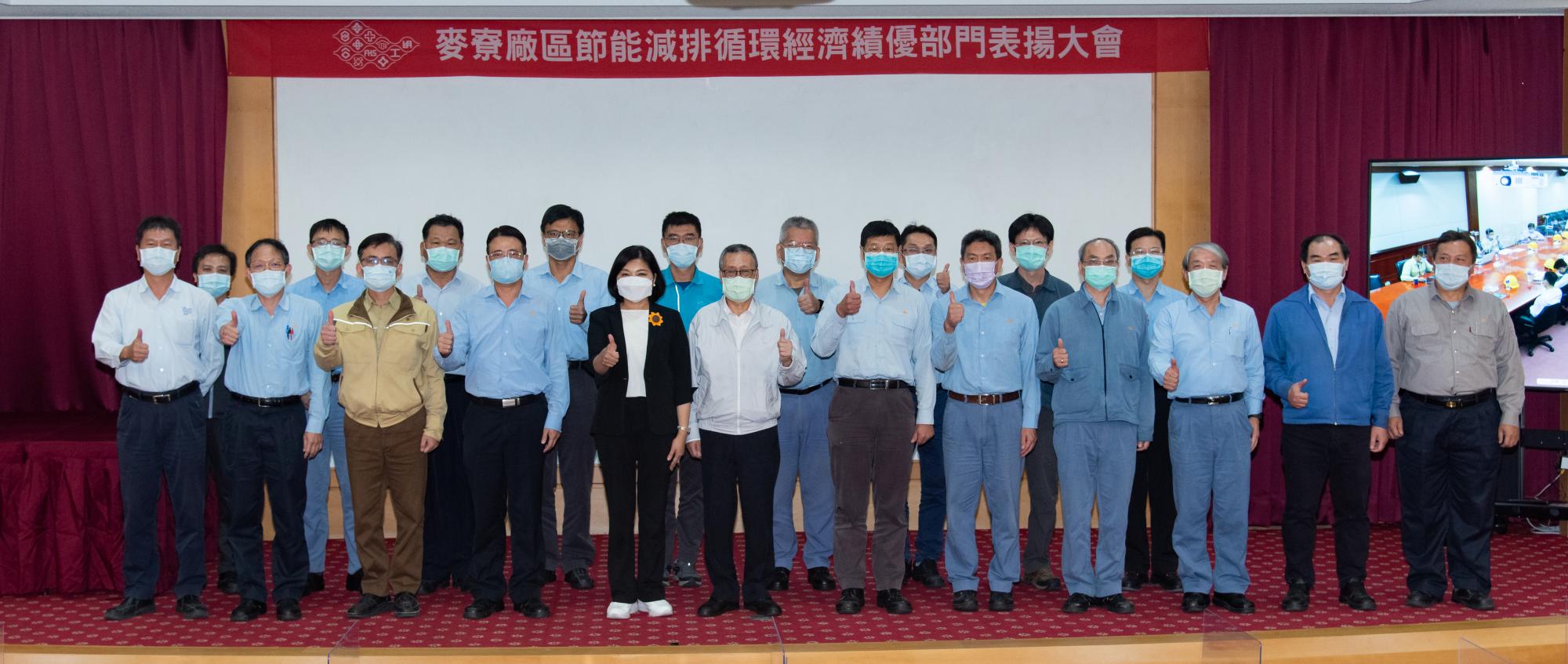 南亞公司吳董事長、雲林縣張縣長與各績優部門代表合影留念.jpg